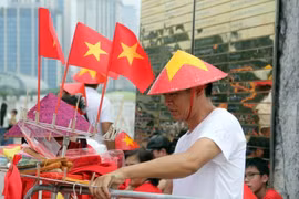 Nhộn nhịp bán phụ kiện xem diễu binh, diễu hành ở Hà Nội