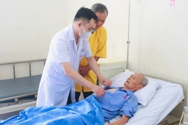 Sau 2 ngày ngã, cụ ông 96 tuổi nguy kịch vì tràn máu phổi, gãy 4 xương sườn