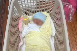 Nghe tiếng khóc trong vườn chuối, người dân phát hiện bé sơ sinh bị bỏ rơi