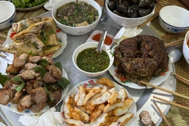 Đi 200 km đến nhà thông gia, nhà trai xì xào khi thấy mâm cỗ lại mặt