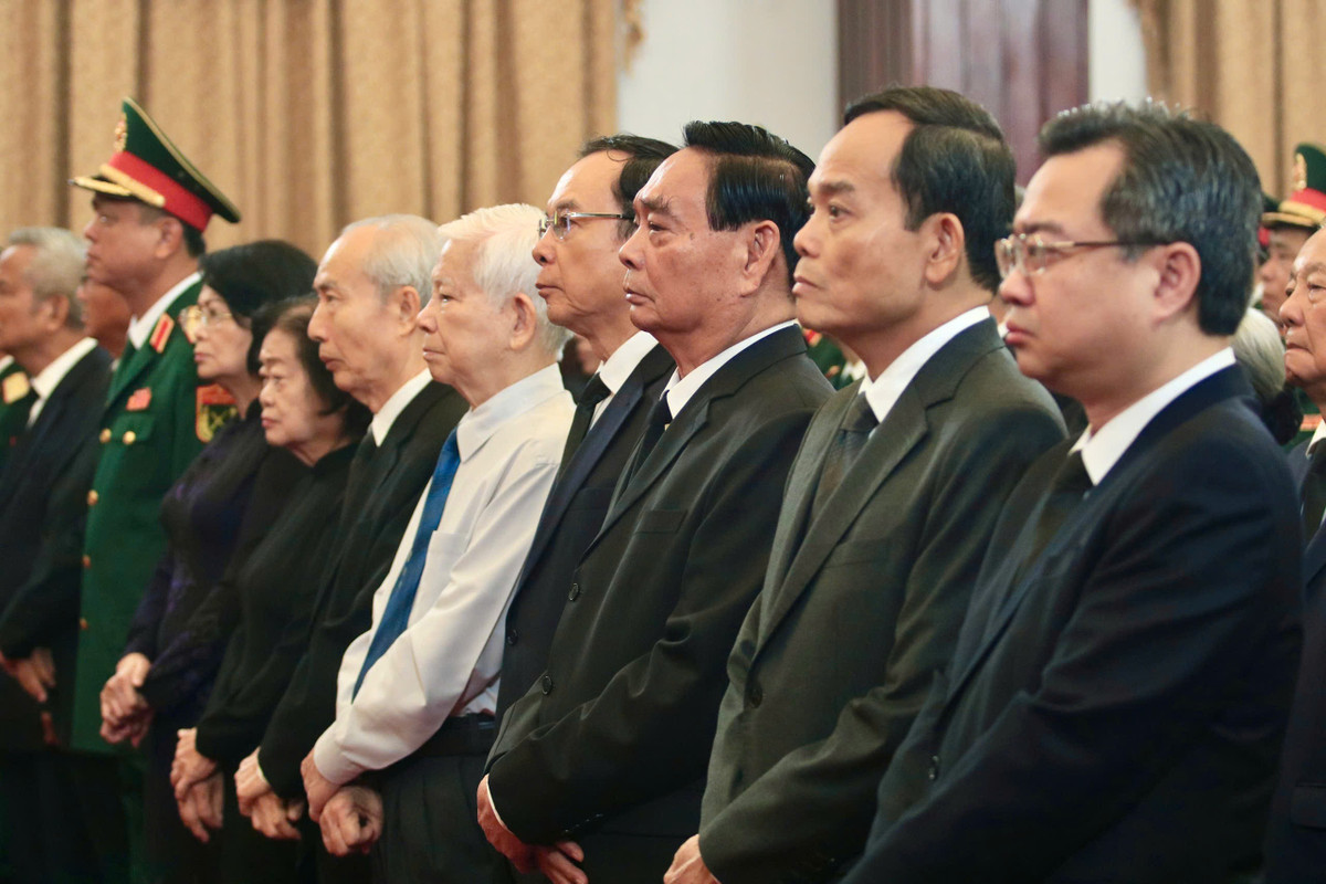 Dự Lễ truy điệu tại Hội trường Thống Nhất có Ủy viên Bộ Chính trị, Bí thư Thành ủy TP HCM Nguyễn Văn Nên; lãnh đạo Hội đồng Nhân dân, Ủy ban Nhân dân, Ủy ban Mặt trận Tổ quốc Việt Nam TP HCM; các đồng chí nguyên lãnh đạo Đảng, Nhà nước; nguyên lãnh đạo thành phố; đại diện các ban, ngành, đoàn thể, các cơ quan ngoại giao và đoàn đại biểu các tỉnh, thành phía Nam.