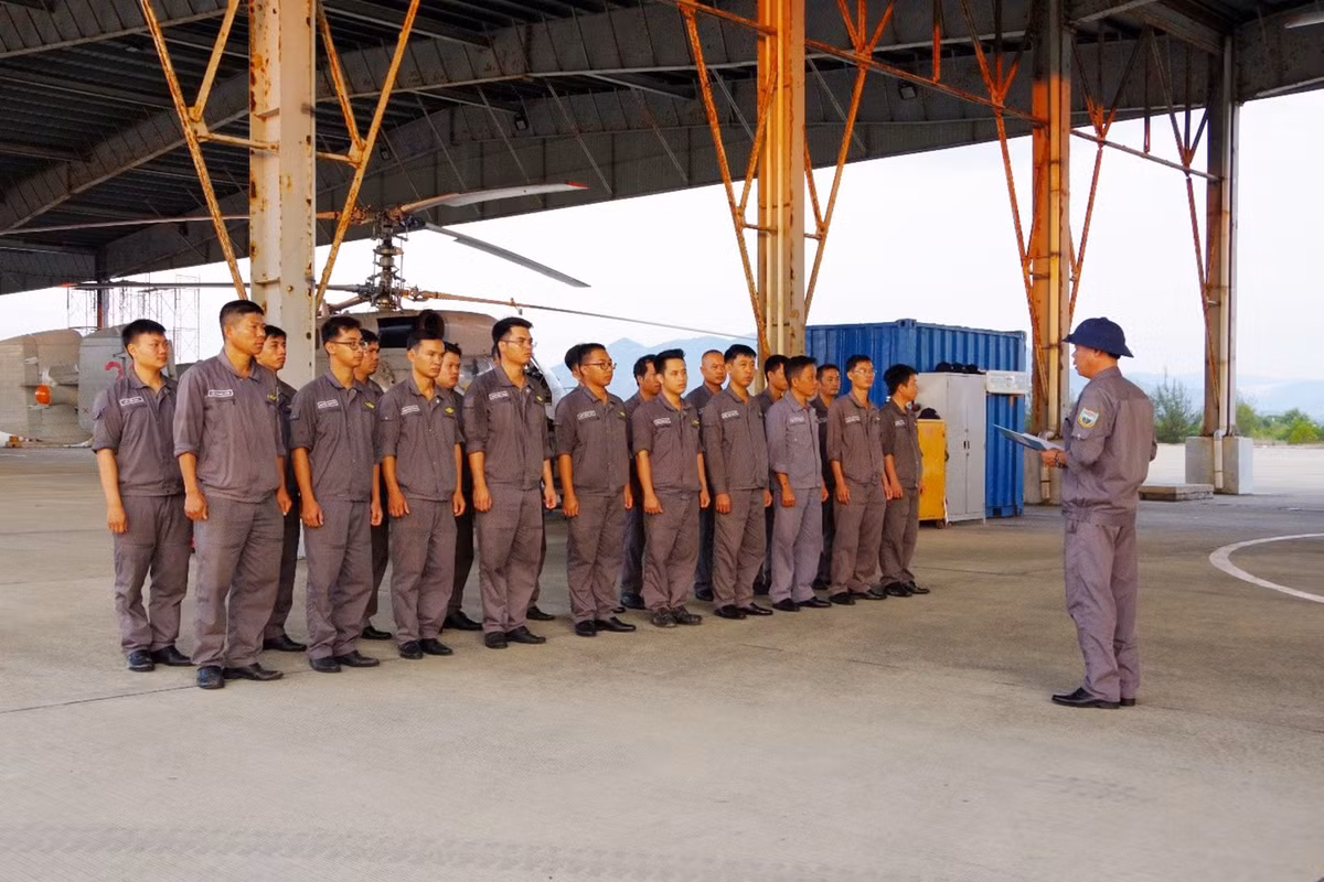 Nhân viên kỹ thuật Lữ đoàn huấn luyện nghiêm túc, rèn luyện bản lĩnh và chuyên môn vững vàng.