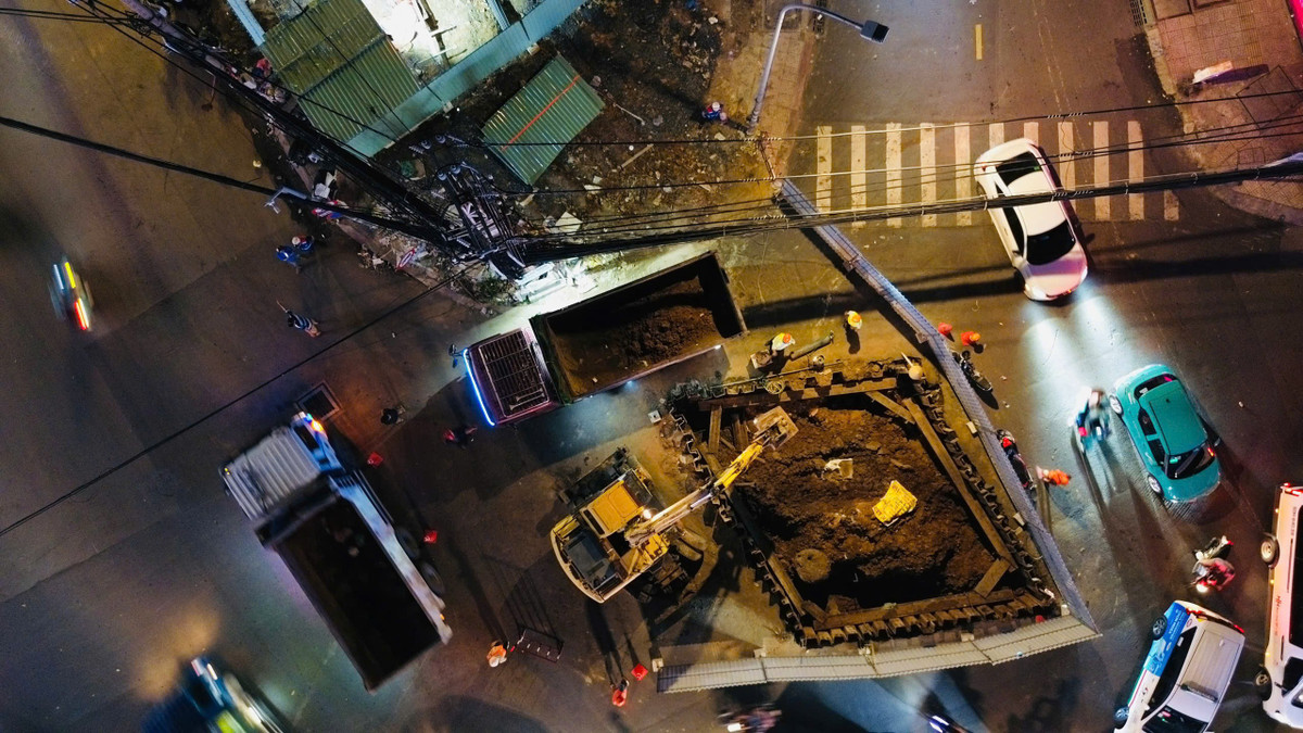 Máy móc và công nhân thi công di dời hạ tầng tại ga S3, vòng xoay Dân Chủ, tuyến metro số 2 TP HCM. Máy móc và công nhân thi công di dời hạ tầng tại ga S3, vòng xoay Dân Chủ, tuyến metro số 2 TP HCM.