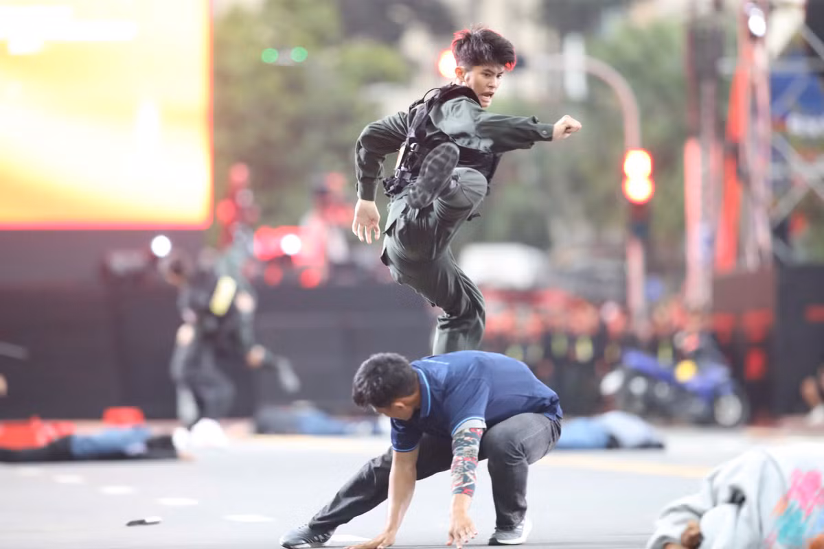 Tâm điểm của chương trình là phần trình diễn nghiệp vụ, võ thuật của lực lượng Cảnh sát Cơ động, Cảnh sát đặc nhiệm và Bộ Tư lệnh Cảnh vệ. Khán giả không giấu được sự thán phục trước những màn khí công, thi triển kỹ năng sử dụng vũ khí, công cụ hỗ trợ, cũng như các bài biểu diễn đồng đội với độ khó cao.