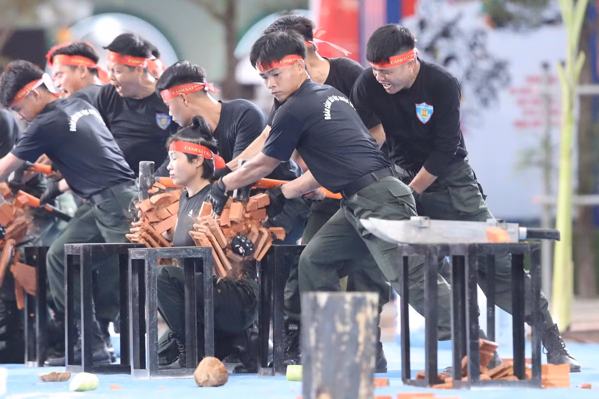 Chiến sĩ đặc nhiệm thi triển khí công trước hàng ngàn khán giả.