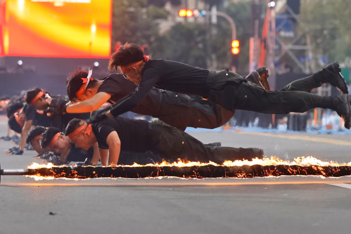 Các tình huống giả định như tấn công, khống chế tội phạm, giải cứu con tin, bảo vệ nguyên thủ trước nguy cơ khủng bố... được dàn dựng chân thực, tái hiện sinh động kỹ chiến thuật sắc bén và tinh thần chiến đấu của lực lượng Công an.