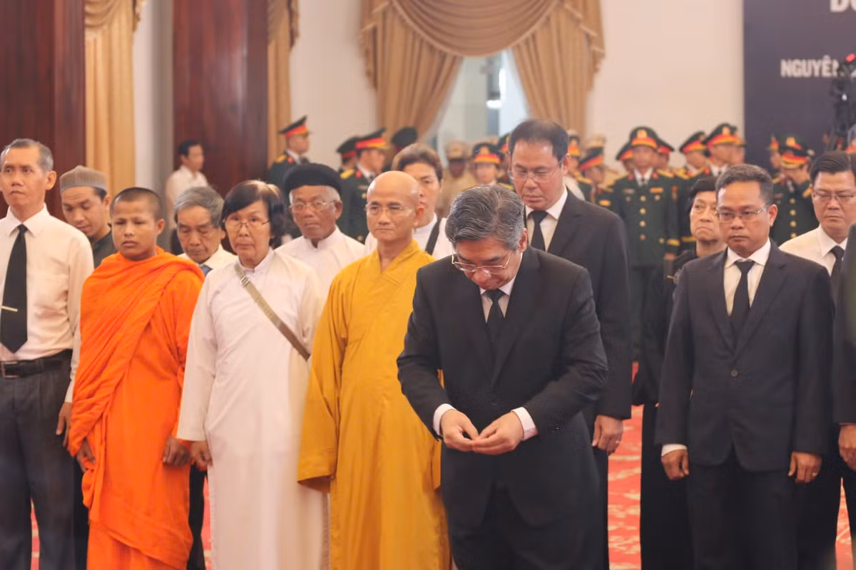 Từng đoàn lần lượt vào viếng trong không khí lặng trang, bày tỏ lòng thành kính, tiếc thương sâu sắc trước sự ra đi của nguyên Chủ tịch nước Trần Đức Lương, nhà lãnh đạo có nhiều đóng góp quan trọng cho sự nghiệp xây dựng và bảo vệ Tổ quốc.