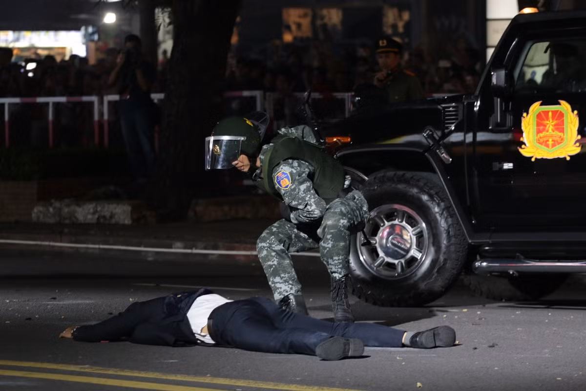 Mô phỏng bảo vệ nguyên thủ trước tình huống khủng bố