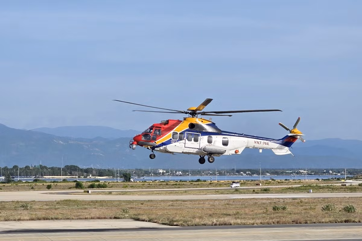 Trực thăng EC225 cất cánh trong đội hình huấn luyện, góp phần tạo khí thế sôi nổi trên bầu trời Cam Ranh.