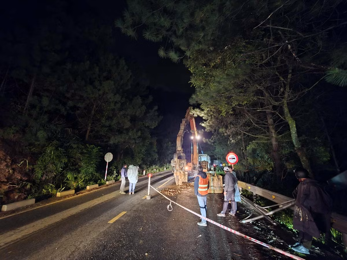 Trước tình hình này, Phó Chủ tịch UBND tỉnh Lâm Đồng Nguyễn Hồng Hải đã có mặt tại hiện trường trong chiều 18/11 để kiểm tra. Ông yêu cầu các đơn vị xử lý ngay khu vực mất ổn định, tuyệt đối không để đèo Mimosa phát sinh thêm điểm nguy hiểm trong bối cảnh lưu lượng phương tiện đang dồn sang tuyến này do đèo Prenn tạm dừng lưu thông.