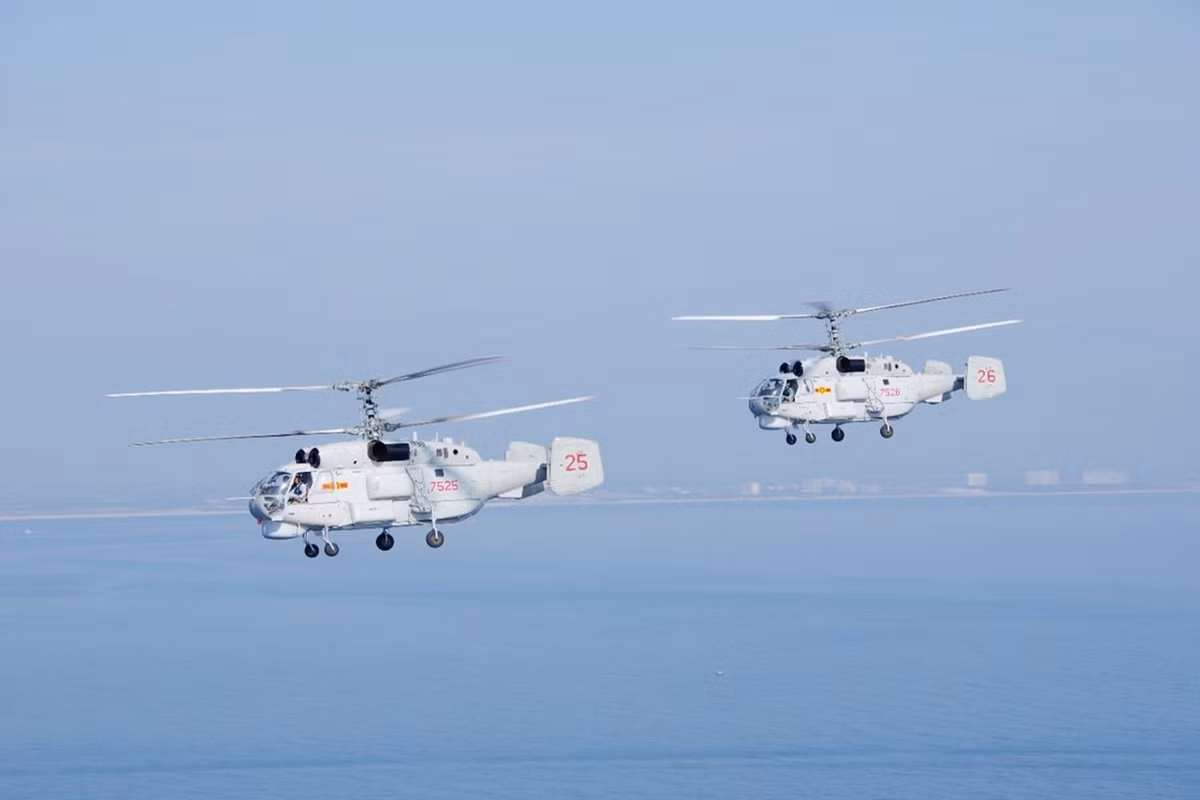 Trực thăng săn ngầm Ka-28 luyện tập sẵn sàng cho nhiệm vụ diễu binh A80 trên biển.