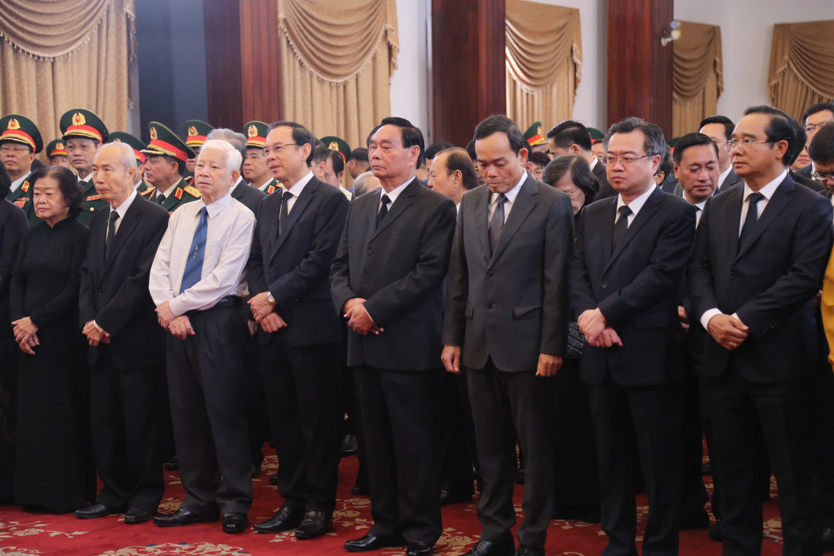 Buổi lễ diễn ra trong không khí trang nghiêm, xúc động với sự tham dự của nhiều lãnh đạo, nguyên lãnh đạo Đảng, Nhà nước, Mặt trận Tổ quốc Việt Nam, lãnh đạo TP HCM, các đoàn thể, tổ chức, lực lượng vũ trang và đông đảo các tầng lớp nhân dân.