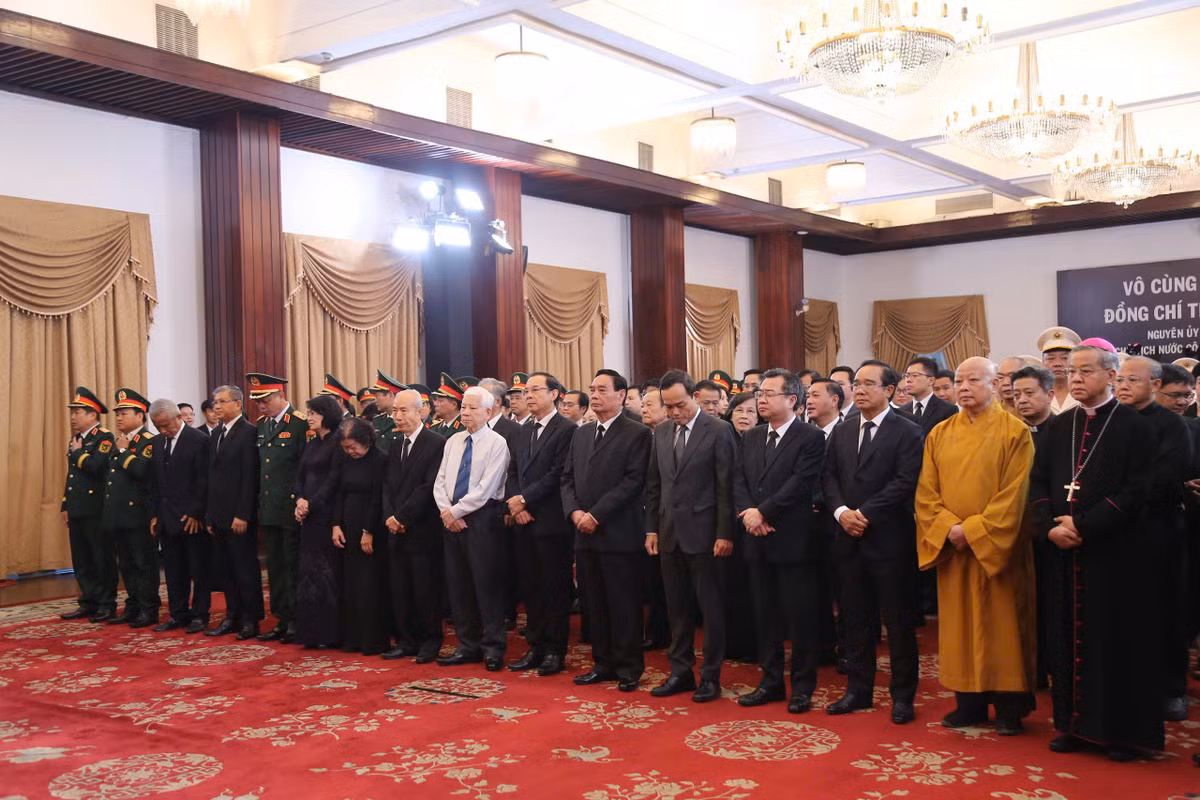 Sáng 25/5, Lễ truy điệu nguyên Ủy viên Bộ Chính trị, nguyên Chủ tịch nước Trần Đức Lương đã được tổ chức trọng thể tại Hội trường Thống Nhất (TP HCM), cùng thời điểm với Lễ truy điệu diễn ra tại Hà Nội và tỉnh Quảng Ngãi quê hương của ông.