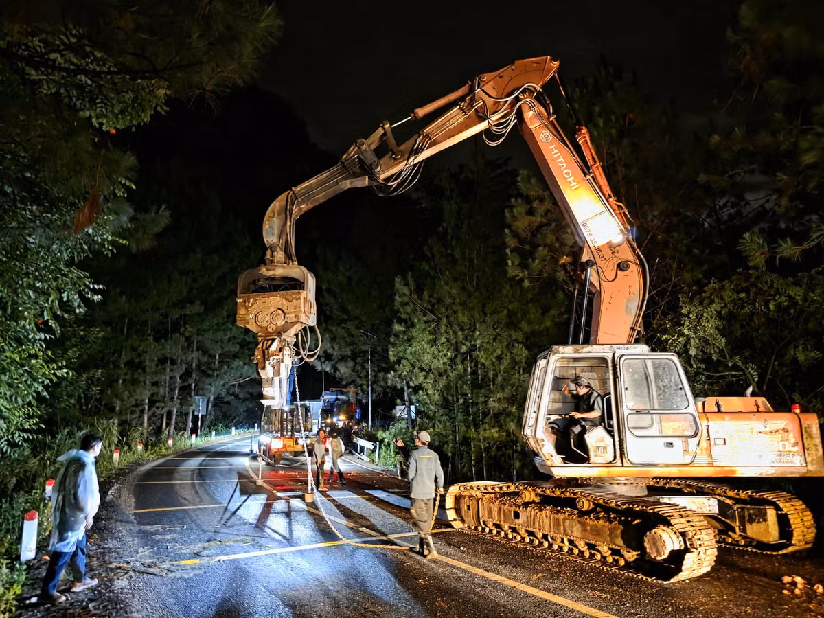 Tại đoạn Km226+500 đến Km226+800, hiện trường phát sinh sụt trượt mạnh, tạo hàm ếch lớn dưới chân taluy âm. Nguy cơ tiếp tục sạt lở luôn hiện hữu, ảnh hưởng trực tiếp đến an toàn lưu thông, đặc biệt là xe tải trọng lớn.