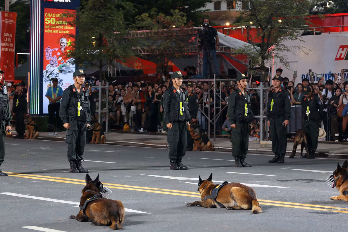 Phần trình diễn của cảnh khuyển và bài múa súng AK đồng bộ là những điểm nhấn độc đáo, để lại ấn tượng mạnh trong lòng người xem.