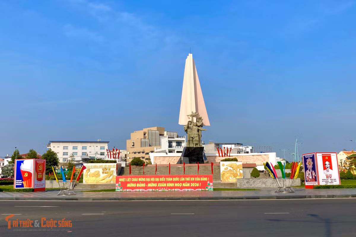 Vòng xoay Tôn Đức Thắng, phường Phan Thiết, nổi bật với hệ thống panô, cờ hoa chào mừng đại hội.