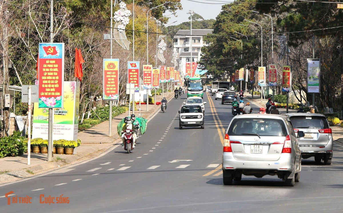 Phố phường Đà Lạt khoác lên diện mạo mới, trang trọng, rực rỡ sắc màu chào mừng đại hội.