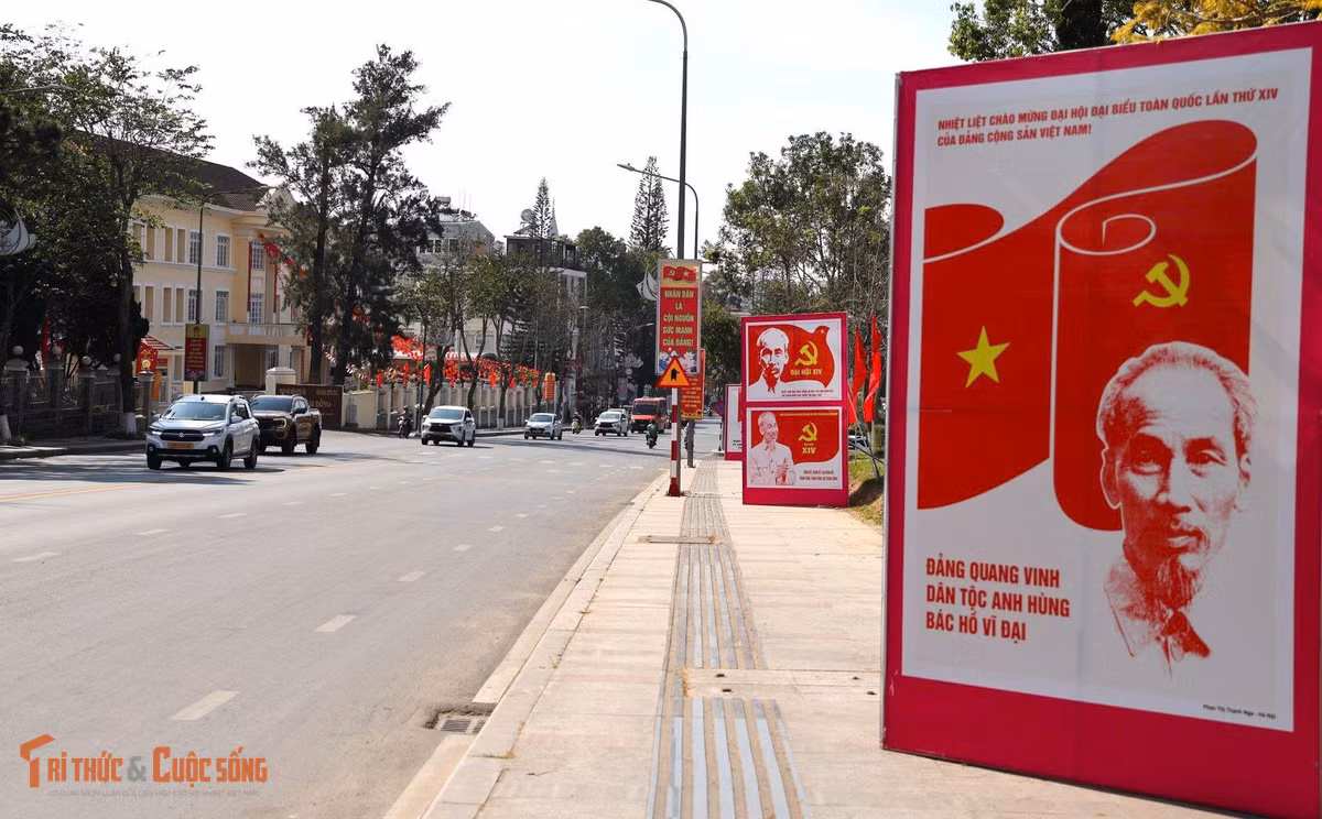 Hình ảnh Chủ tịch Hồ Chí Minh, cờ Đảng, cờ Tổ quốc và các khẩu hiệu tuyên truyền xuất hiện nổi bật, góp phần tạo diện mạo tươi mới cho đô thị, đồng thời gửi gắm niềm tin, kỳ vọng của Đảng bộ, chính quyền và nhân dân các dân tộc tỉnh Lâm Đồng hướng về Đại hội XIV của Đảng.