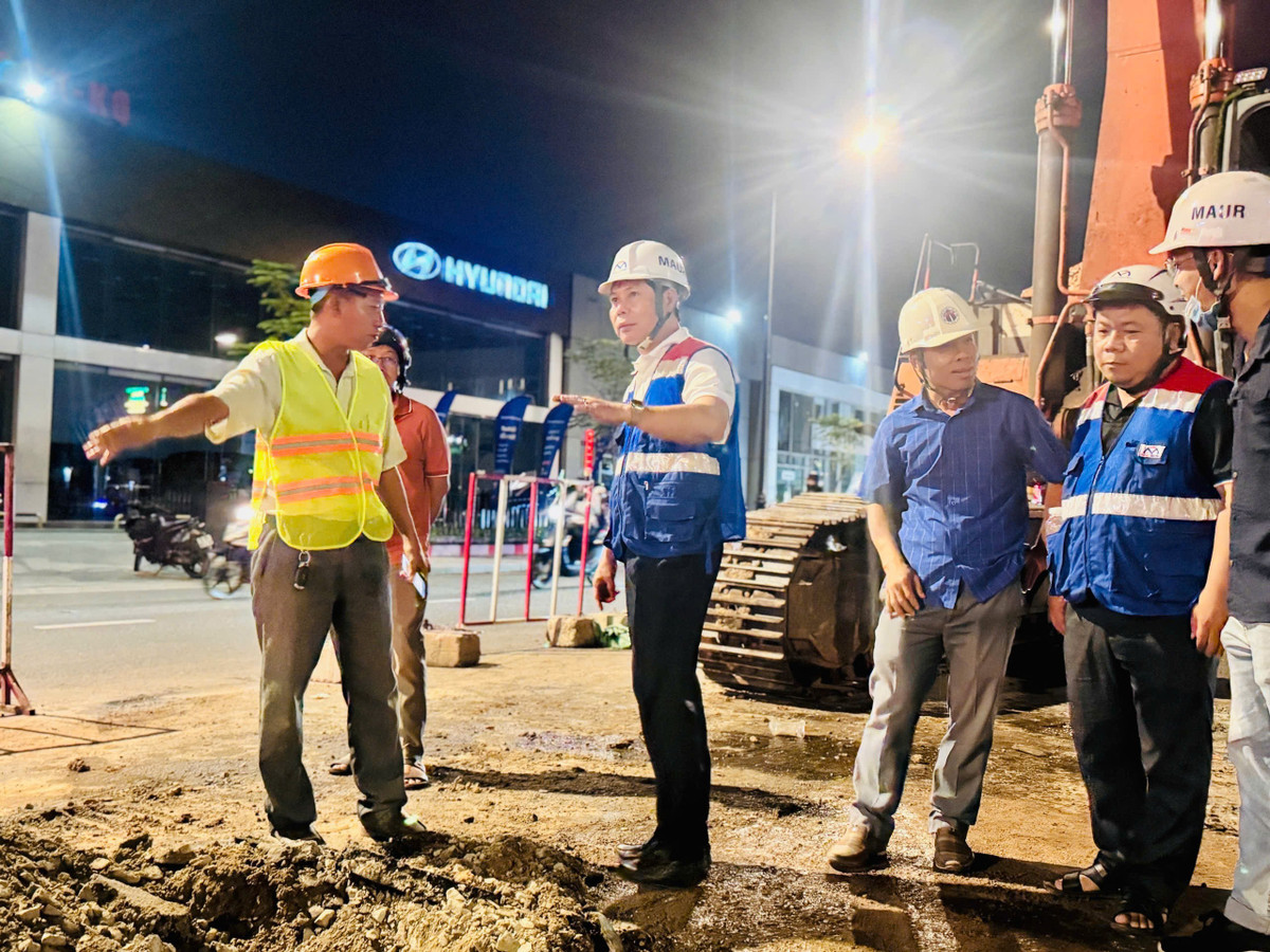 Ông Phan Công Bằng, Trưởng Ban Quản lý Đường sắt đô thị TP HCM, kiểm tra tiến độ di dời hạ tầng tuyến metro số 2 – điều kiện cần để khởi công dự án trong năm 2025. 8.jpg