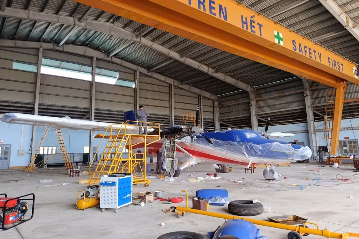 Từ sáng sớm, sân bay Cam Ranh (Khánh Hòa) rộn ràng khí thế luyện tập. Các tổ kỹ thuật tất bật kiểm tra từng chi tiết khí tài trước giờ xuất kích.