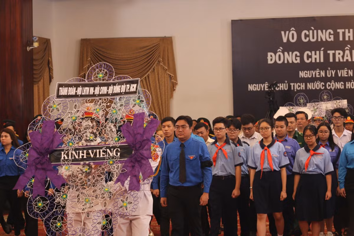 Tiếp nối là các đoàn đại biểu của lực lượng vũ trang TP HCM, các tầng lớp nhân dân, thanh thiếu niên tiêu biểu, cùng đông đảo đại diện các cơ quan Trung ương, các tỉnh, thành phố, cơ quan ngoại giao và nhiều tổ chức chính trị – xã hội trên địa bàn.