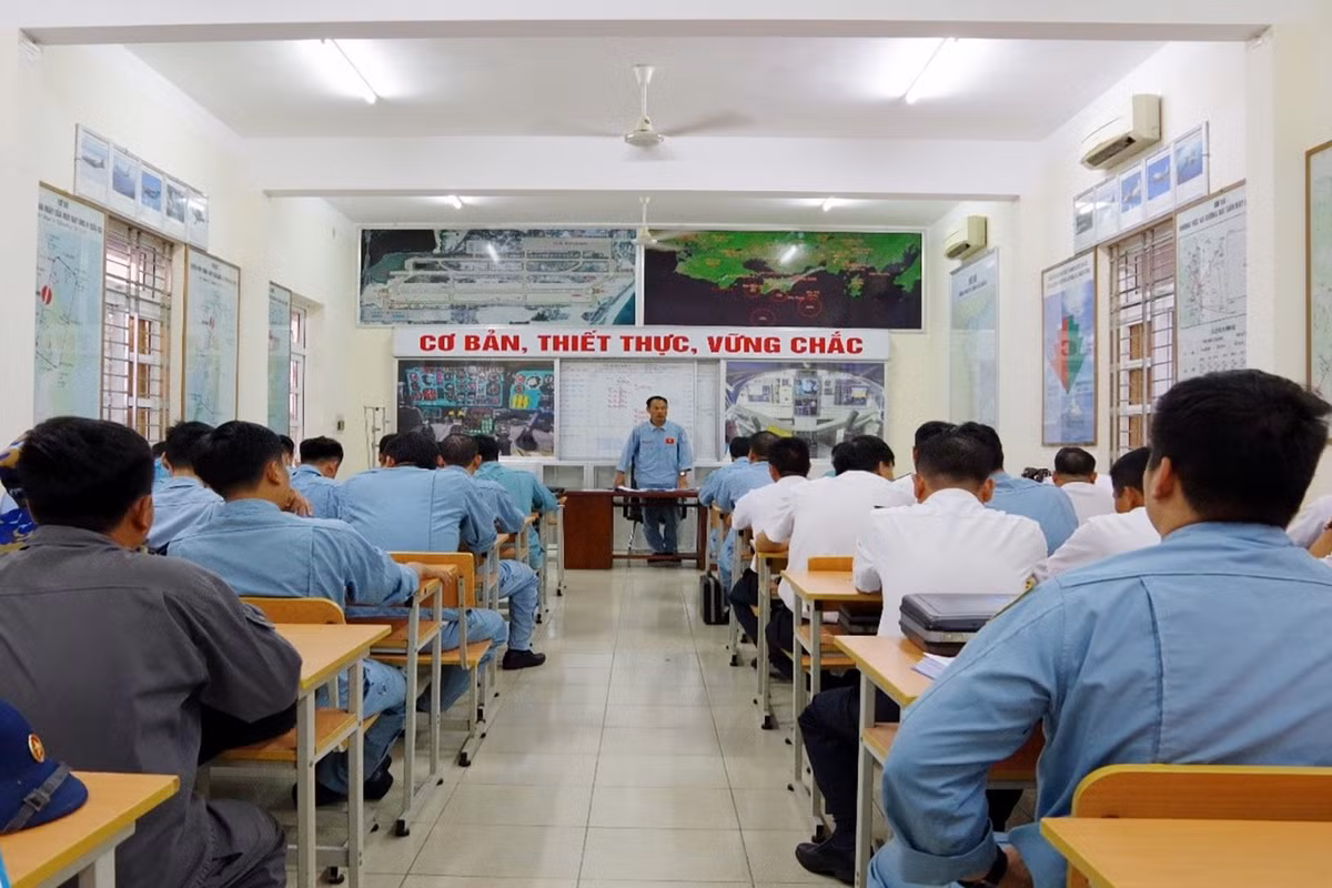 Hướng tới kỷ niệm 80 năm Cách mạng tháng Tám thành công và Quốc khánh 2/9, cán bộ, phi công, nhân viên kỹ thuật Lữ đoàn Không quân Hải quân 954 (Quân chủng Hải quân) đang ngày đêm miệt mài luyện tập, sẵn sàng hoàn thành xuất sắc nhiệm vụ diễu binh trên biển – sự kiện chính trị trọng đại của dân tộc.