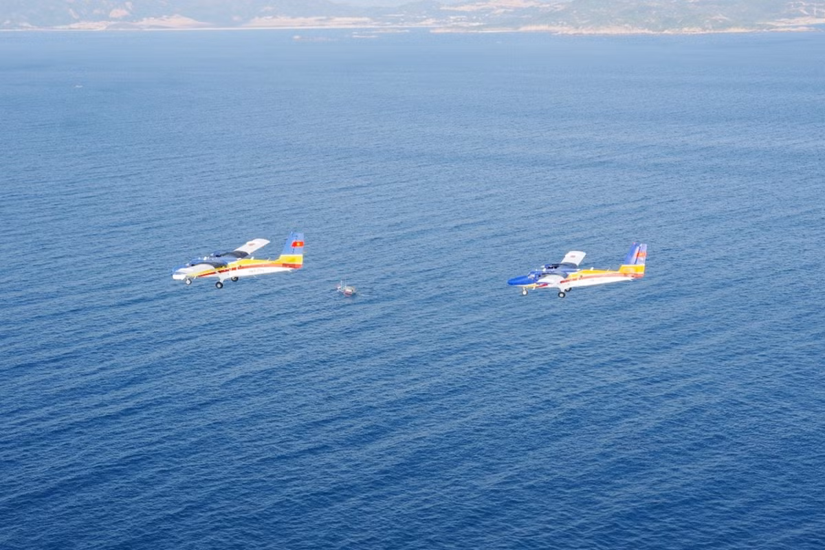 Biên đội thủy phi cơ DHC-6 luyện tập đội hình, giữ vững cự ly, tốc độ và độ cao theo quy định.