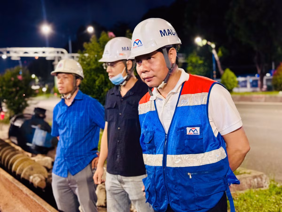 Trưởng Ban Quản lý đường sắt đô thị TP HCM Phan Công Bằng trực tiếp kiểm tra tiến độ thi công tuyến metro số 2 đêm 13/7.