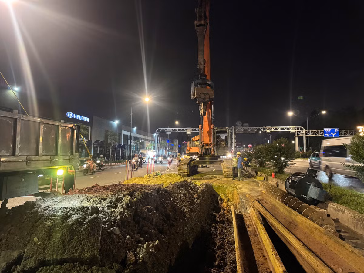 Các đơn vị thi công tuyến metro số 2 làm việc thận trọng trước hệ thống hạ tầng kỹ thuật ngầm chằng chịt.