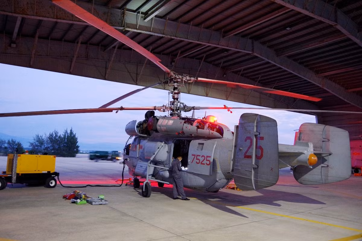 Những chiếc Ka-28, DHC-6, EC225 lần lượt lăn bánh ra đường băng, động cơ rền vang, mở đầu cho ngày huấn luyện mới.