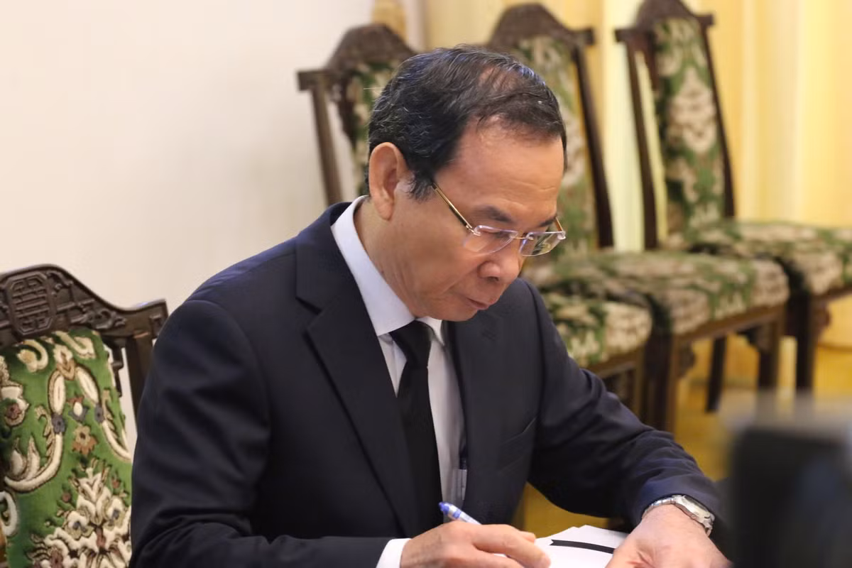 Ghi sổ tang, đồng chí Nguyễn Văn Nên, Ủy viên Bộ Chính trị, Bí thư Thành ủy TP.HCM, bày tỏ niềm tiếc thương vô hạn trước sự ra đi của đồng chí Trần Đức Lương – nguyên Ủy viên Bộ Chính trị, nguyên Chủ tịch nước, người đã được trao tặng Huân chương Sao Vàng, Huy hiệu 65 năm tuổi Đảng. Đồng chí Nguyễn Văn Nên trân trọng ghi nhận và bày tỏ lòng biết ơn sâu sắc đối với những công lao, đóng góp to lớn của đồng chí Trần Đức Lương đối với sự nghiệp cách mạng, công cuộc thống nhất đất nước, xây dựng và bảo vệ Tổ quốc. “Chúng tôi kính cẩn nghiêng mình vĩnh biệt đồng chí. Nguyện noi gương sáng của các thế hệ tiền nhân, chúng tôi sẽ tiếp nối sự nghiệp một cách xứng đáng, đem hết tâm sức xây dựng TP.HCM phát triển giàu đẹp, văn minh, hiện đại, nghĩa tình; vì cả nước, cùng cả nước xây dựng và bảo vệ Tổ quốc cường thịnh”, đồng chí Nguyễn Văn Nên ghi trong sổ tang.