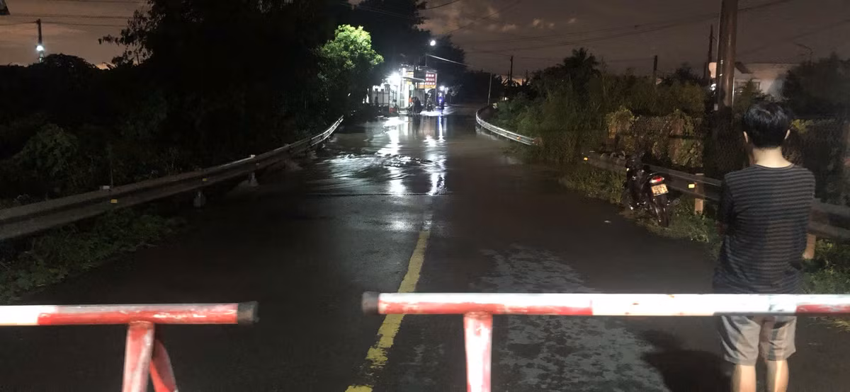 Cầu Tràn, phường Bình Thuận bị nước lũ chia cắt hoàn toàn, chính quyền lập rào chắn, cấm người và phương tiện qua lại.