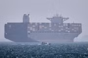 Mỹ nói hỗ trợ thành công hai tàu hàng đi qua eo biển Hormuz 