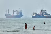 Iran tuyên bố đóng cửa eo biển Hormuz