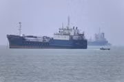 Iran - Oman tiến gần thỏa thuận mở lại eo biển Hormuz