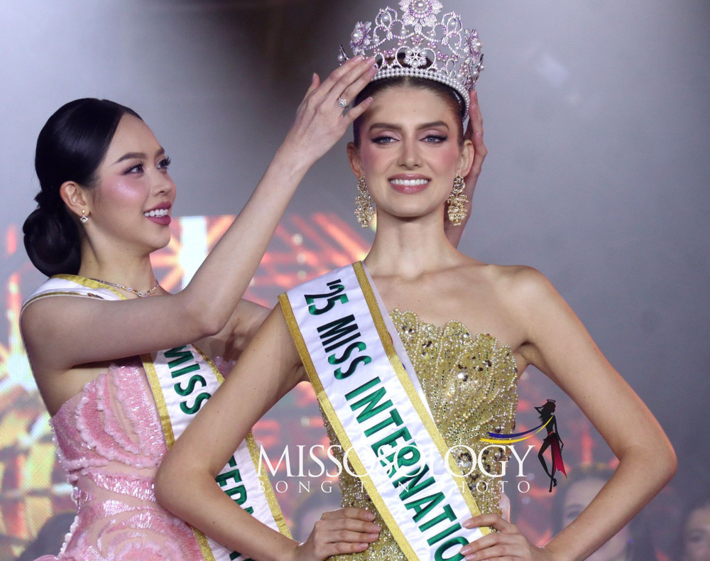 Thanh Thủy trao vương miện Miss International 2025 cho đại diện