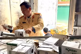 TP Huế: Liên tiếp phát hiện xe chở hàng hóa không rõ nguồn gốc