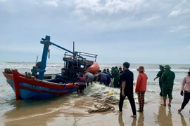 Bộ đội Biên phòng TP HCM cứu tàu cá bị sóng đánh chìm tại Hồ Tràm