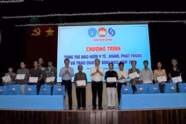 TP HCM trao tặng thẻ BHYT và quà Tết cho người dân khó khăn tại xã Hồ Tràm