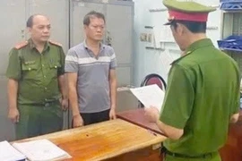 Bắt đối tượng giật sập cổng nhà hàng xóm vì bị nhắc hát karaoke ồn ào