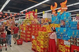 Hàng Tết tràn kệ, giá nhiều mặt hàng “hạ nhiệt”