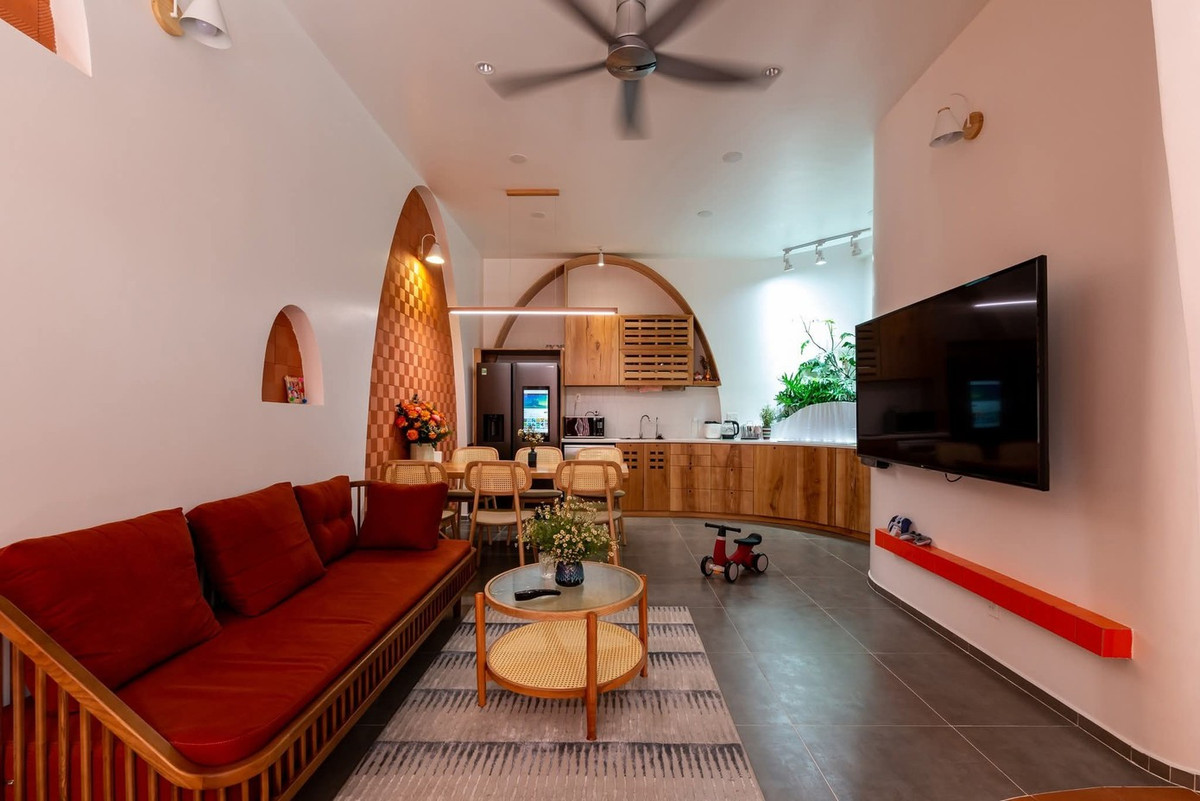 Các phòng chức năng được bố trí vệ tinh quanh trục cầu thang, lấy ánh sáng tự nhiên và không khí thông thoáng mát mẻ. Ảnh: Lon ton studio