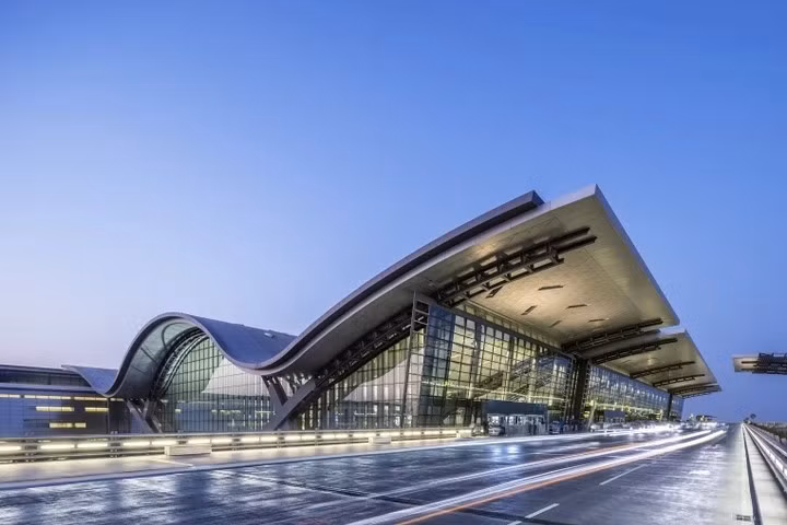 Sân bay quốc tế Hamad cung cấp sự tiện lợi nhờ ứng dụng công nghệ. Hệ thống sinh trắc học, ki-ốt tự phục vụ và màn hình thông tin kỹ thuật số cho phép hành khách di chuyển nhanh chóng. Ảnh: Archdaily