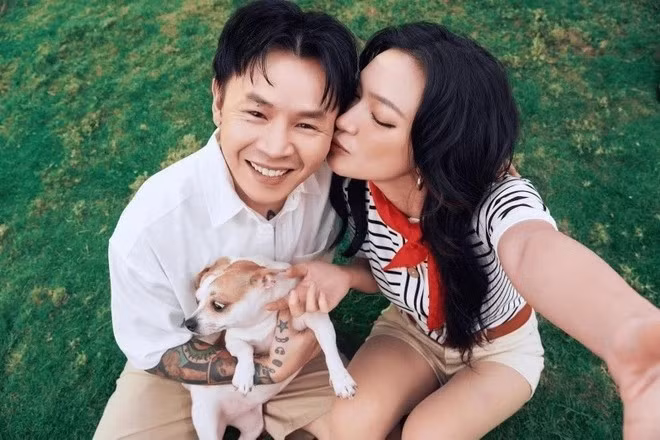 Trong đêm nhạc mới đây của Soobin, Binz xuất hiện với vai trò khách mời. Khi được khán giả hỏi: “Khi nào cưới?”, Binz cho biết “Sớm thôi”. Động thái này của Binz được cho là úp mở chuyện kết hôn với bạn gái Châu Bùi. Ảnh: FBNV