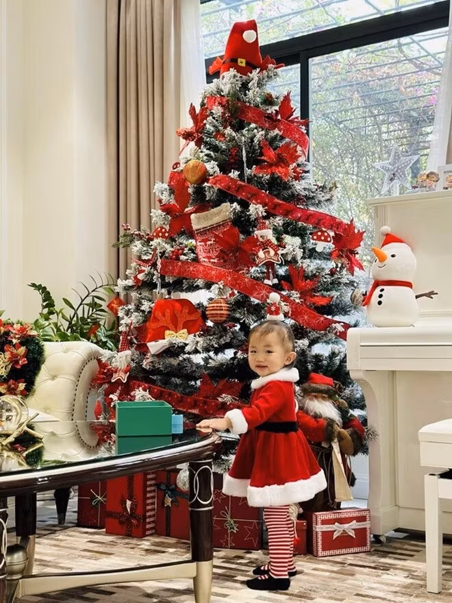 Góc nhà được phủ sắc đỏ chủ đạo, từ nơ, quả châu, đến tất len treo...Ảnh: FBNV