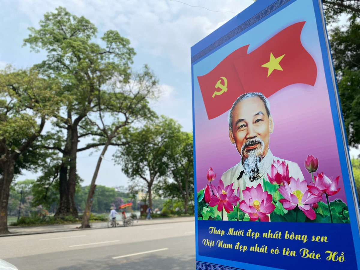 Trên phố Đinh Tiên Hoàng (Q. Hoàn Kiếm), các công nhân đã hoàn thành dựng tấm pano mang hình ảnh của Bác Hồ và câu thơ: “Tháp mười đẹp nhất bông sen, Việt Nam đẹp nhất có tên Bác Hồ”. bac-ho2.jpg