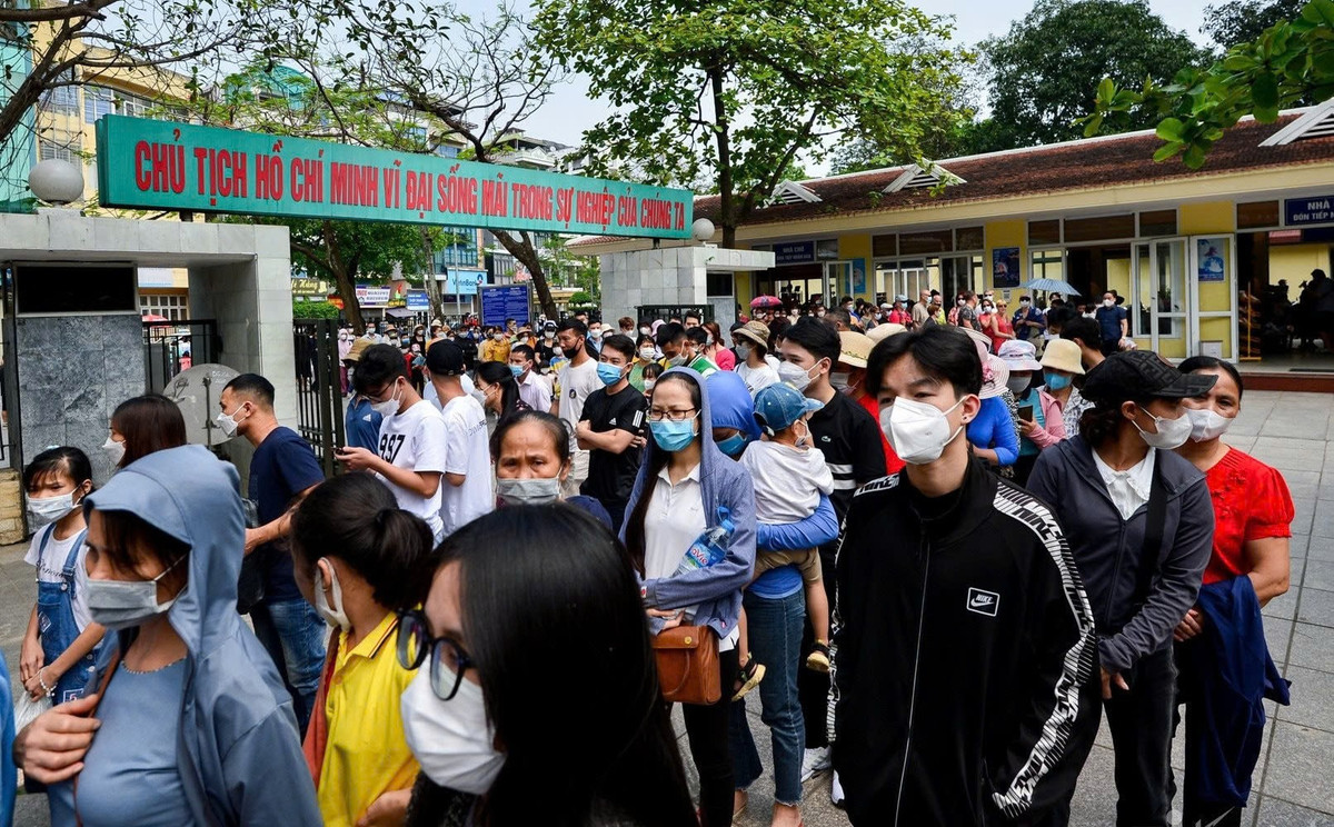 Tại khu vực Lăng Bác, từng dòng người tấp nập vào viếng Chủ tịch Hồ Chí Minh. Theo ghi nhận của phóng viên, mỗi ngày có hàng nghìn người xếp hàng để chờ đến lượt vào viếng. bac-ho6.jpg