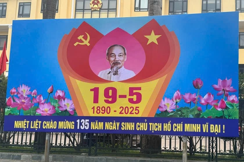 Cận kề ngày kỷ niệm 135 năm Ngày sinh Chủ tịch Hồ Chí Minh, các tuyến phố ở Hà Nội đã bắt đầu treo pano chào mừng. bac-ho.jpg