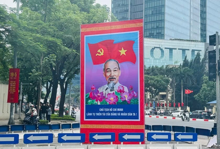 Khu vực Ngã tư Liễu Giai – Vạn Phúc, một tấm pano khác với hình ảnh Bác Hồ cùng câu cổ động được dựng nổi bật. bac-ho3.jpg