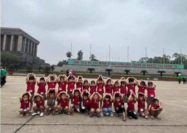 Đặc biệt, nhiều trường học từ các tỉnh thành đã tổ chức cho học sinh đi thăm Lăng Bác nhằm tuyên truyền, giáo dục truyền thống uống nước nhớ nguồn, học tập theo tấm gương Bác Hồ vĩ đại. bac-ho7.jpg